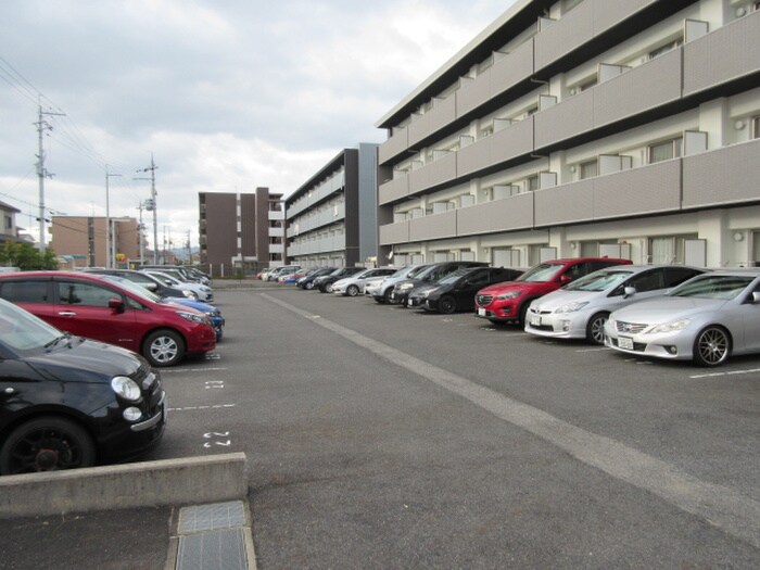 物件外観写真2　(駐車場)