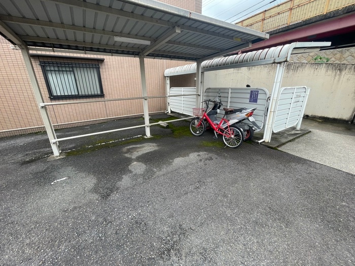 物件外観写真4　(駐輪場)