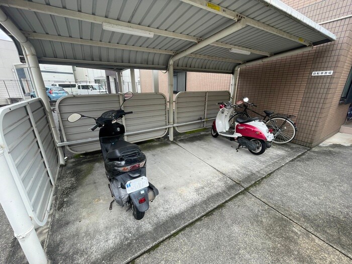 物件外観写真5　(バイク置き場)