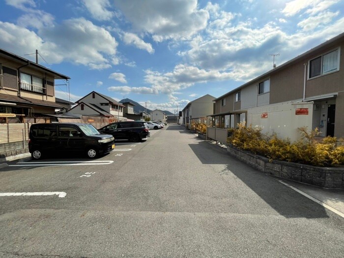 物件外観写真2　(駐車場)