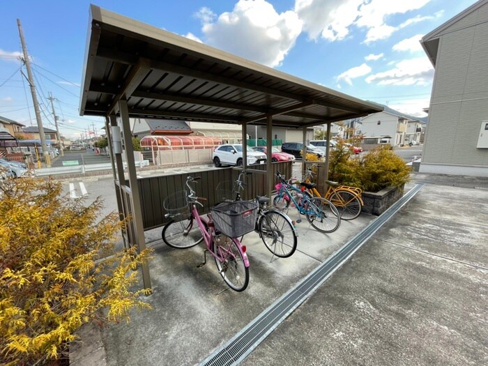物件外観写真3　(駐輪場)