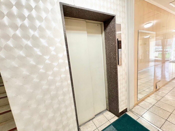 物件外観写真4　(エントランス部分)