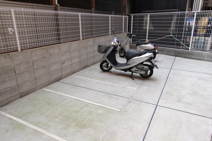 物件外観写真5　(バイク置き場)