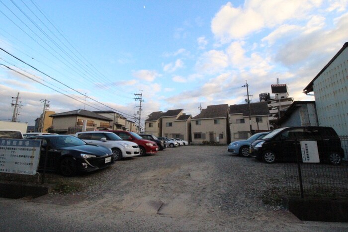 物件外観写真5　(駐車場)