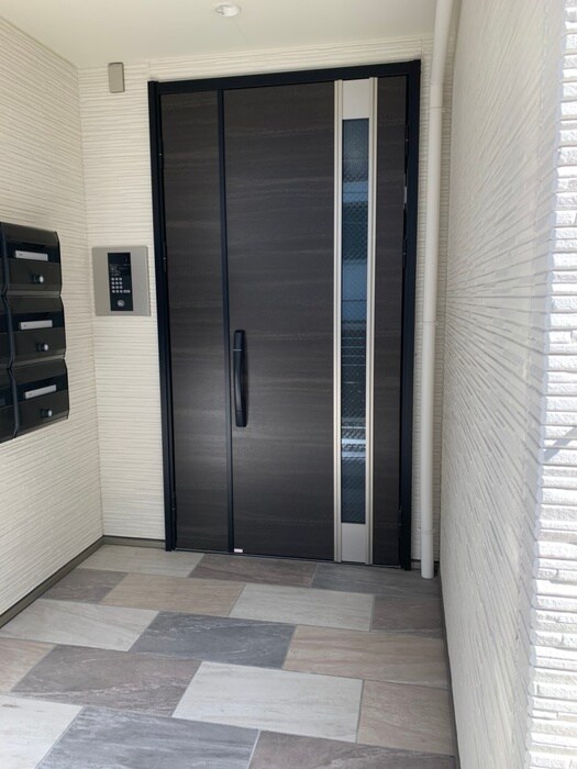物件外観写真2　(エントランス部分)