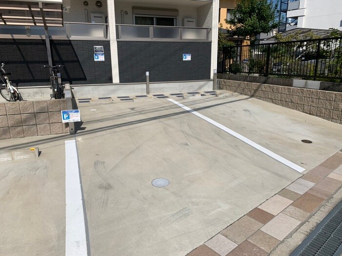 物件外観写真5　(駐車場)