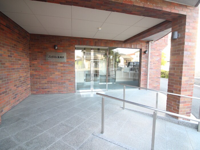 物件外観写真2　(エントランス部分)