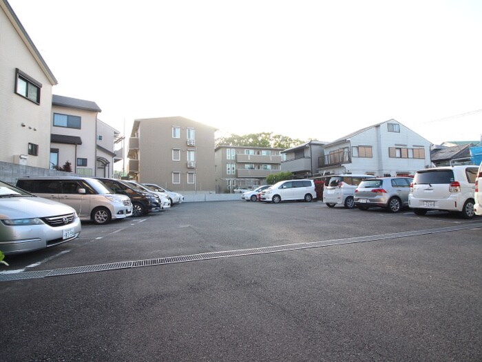 物件外観写真5　(駐車場)
