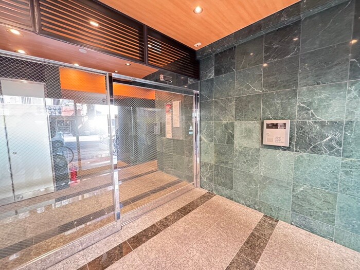 物件外観写真4　(エントランス部分)