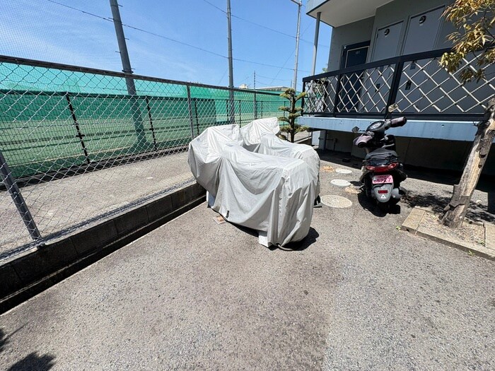 物件外観写真5　(バイク置き場)