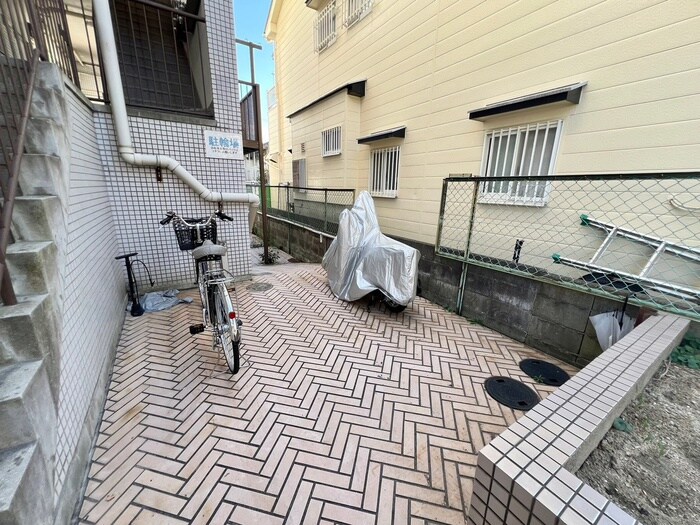 物件外観写真5　(駐輪場)