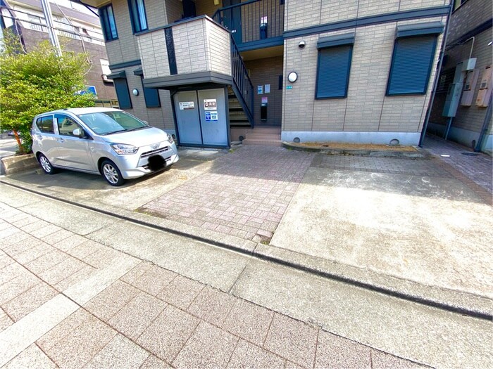 物件外観写真3　(駐車場)