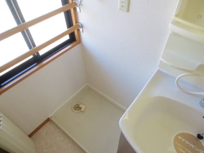 物件内観写真13　(洗濯機置場)