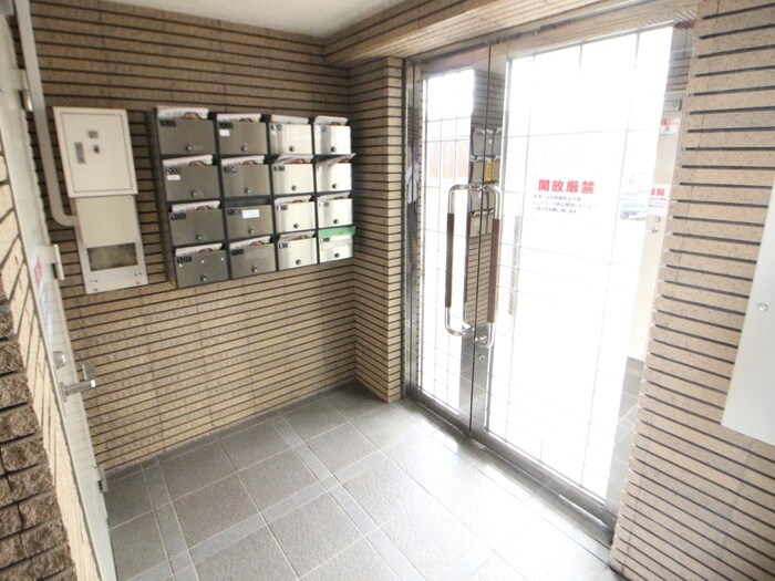 物件外観写真2　(エントランス部分)