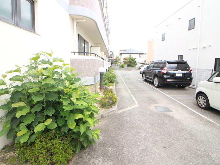 物件外観写真6　(駐車場)