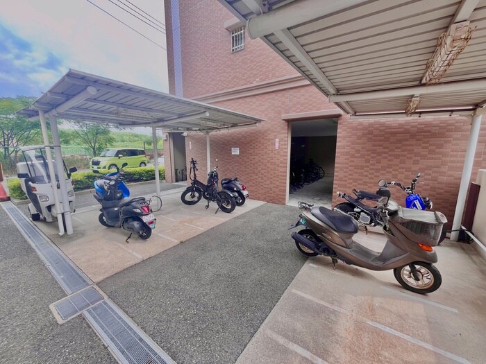 物件外観写真5　(バイク置き場)