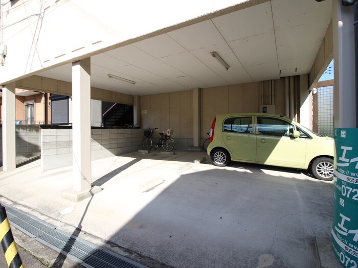 物件外観写真5　(駐車場)