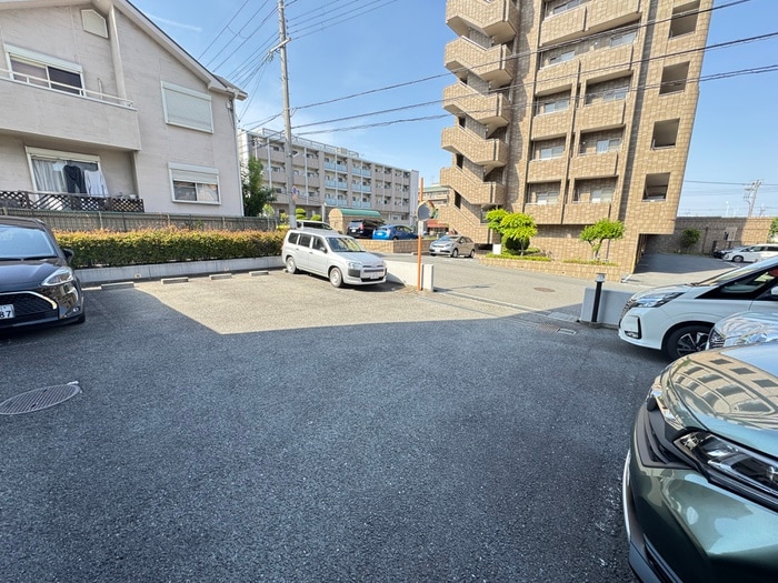 物件外観写真5　(駐車場)