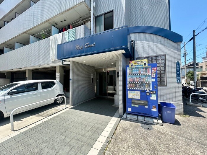 物件外観写真2　(エントランス部分)