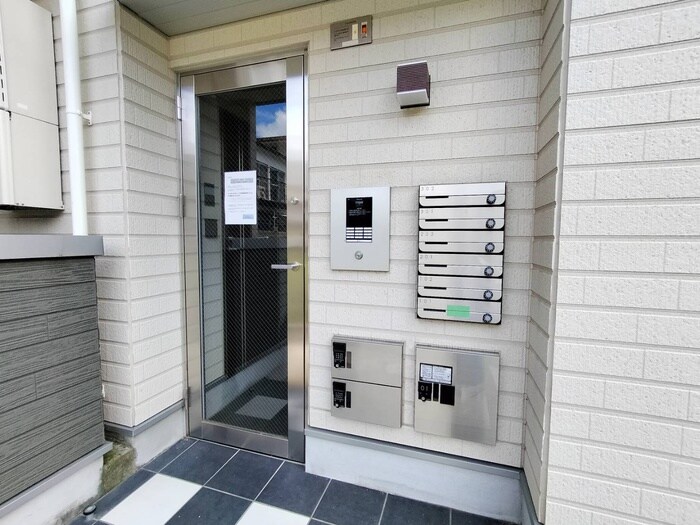 物件外観写真2　(エントランス部分)