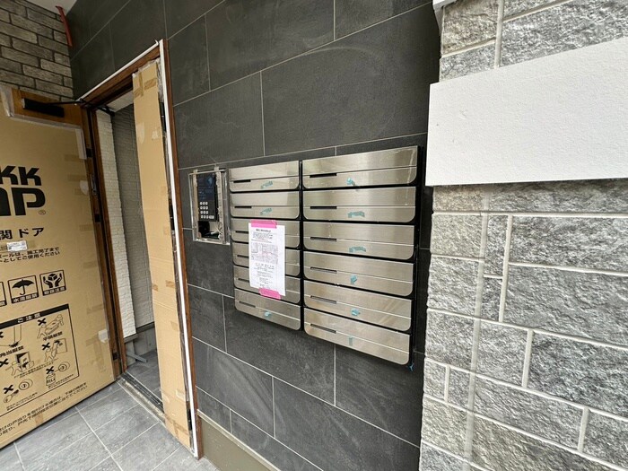 物件外観写真2　(エントランス部分)