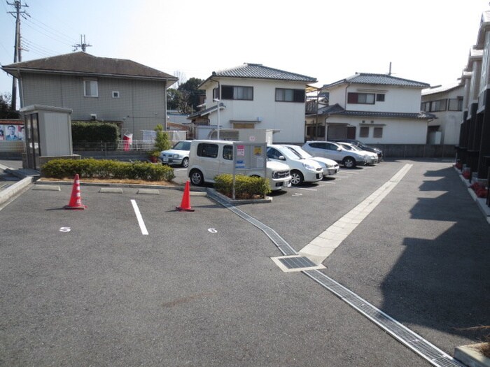 物件外観写真3　(駐車場)