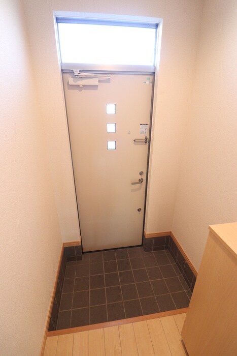 物件内観写真16　(玄関)