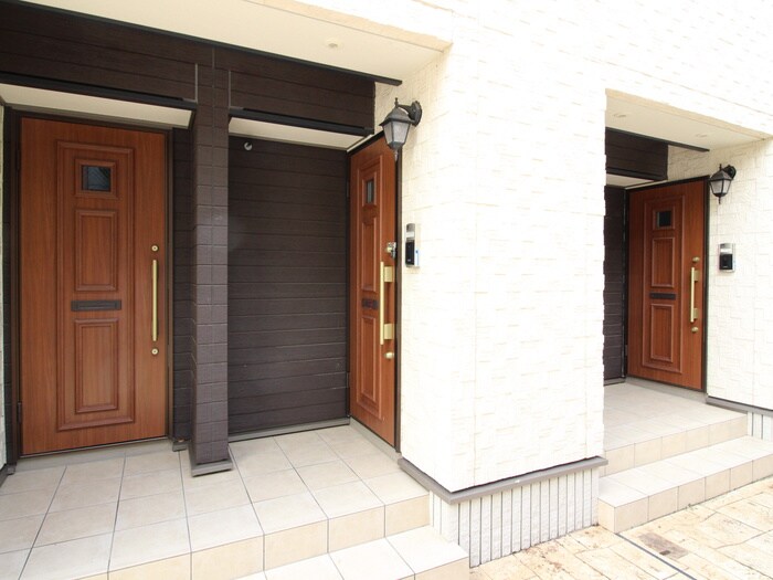 物件外観写真2　(エントランス部分)