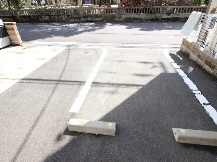物件外観写真4　(駐車場)