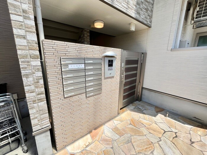 物件外観写真3　(エントランス部分)