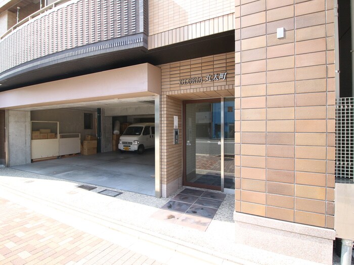 物件外観写真4　(エントランス部分)