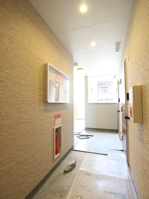 物件外観写真6　(エントランス部分)