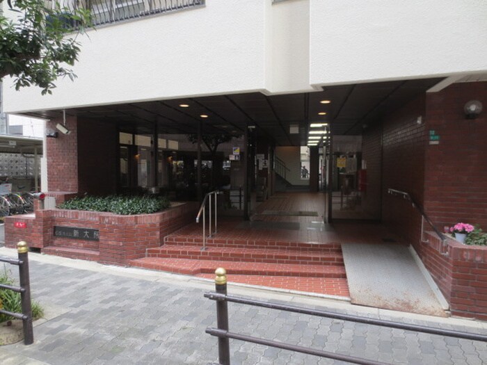 物件外観写真2　(エントランス部分)