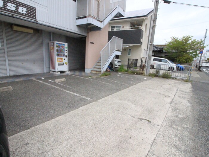 物件外観写真3　(駐車場)