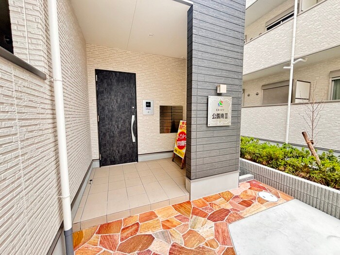 物件外観写真2　(エントランス部分)