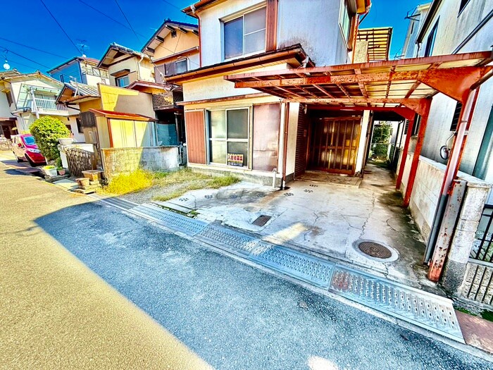 物件外観写真2　(駐車場)