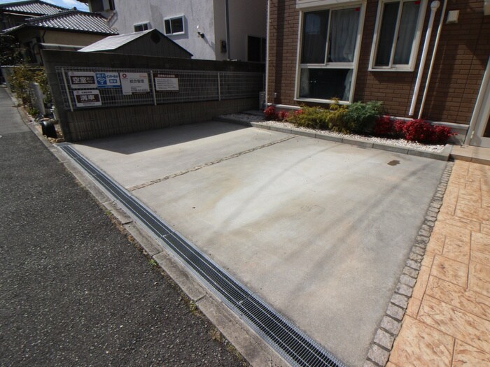 物件外観写真5　(駐車場)