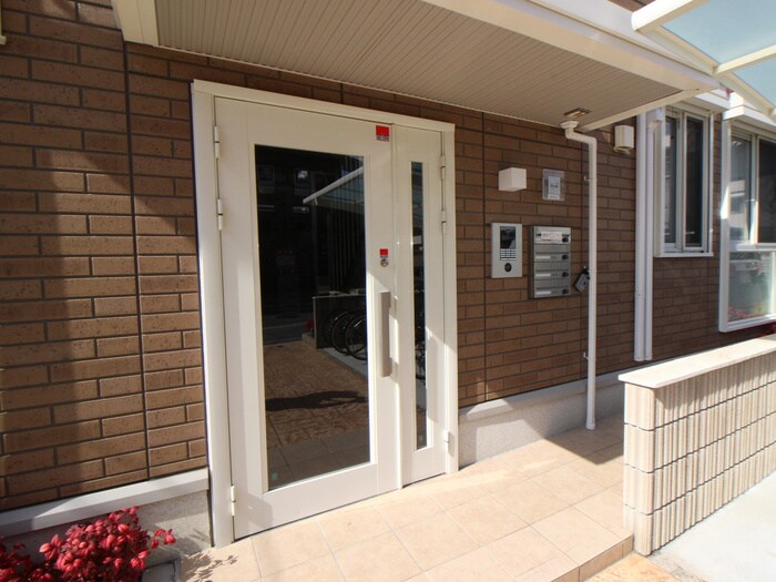 物件外観写真6　(エントランス部分)