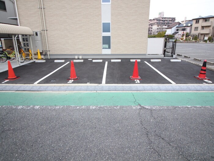 物件外観写真4　(駐車場)
