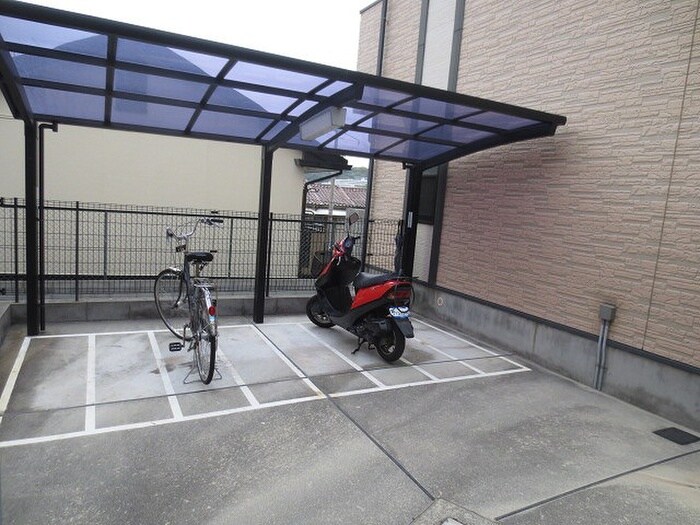 物件外観写真4　(駐輪場)