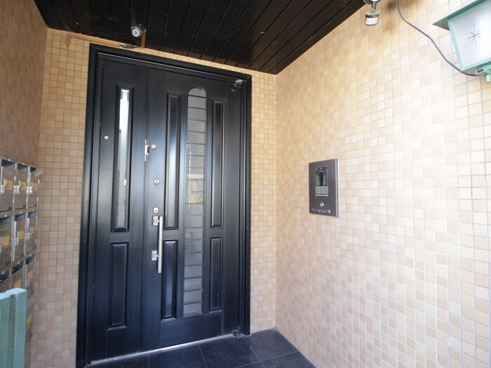 物件外観写真3　(エントランス部分)