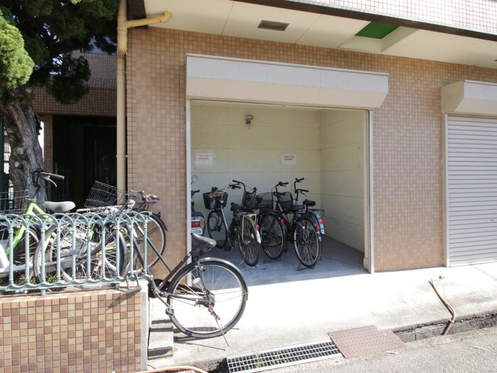 物件外観写真4　(駐輪場)