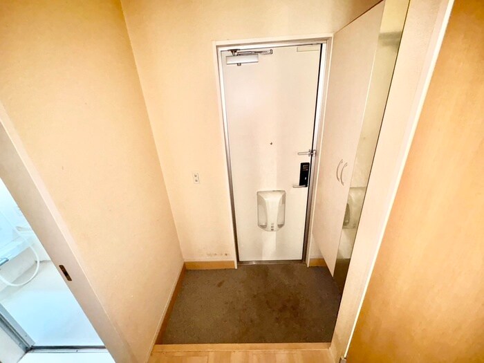 物件内観写真7　(玄関)