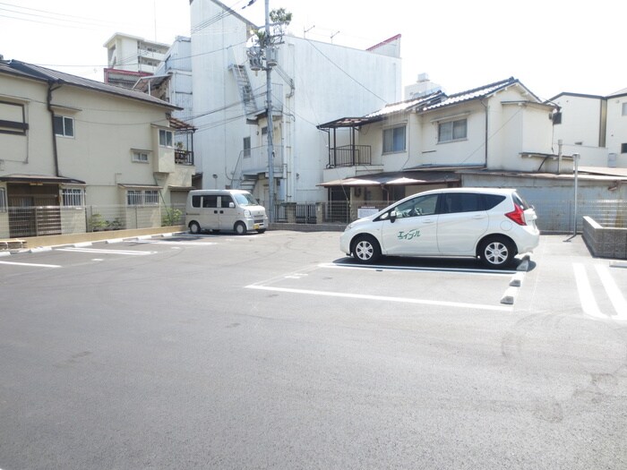 物件外観写真4　(駐車場)
