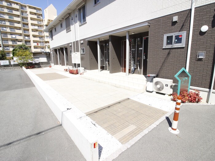 物件外観写真6　(エントランス部分)