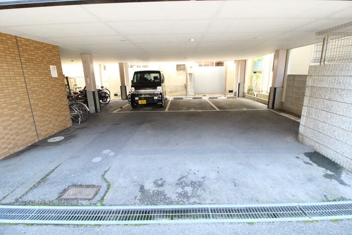 物件外観写真4　(駐車場)