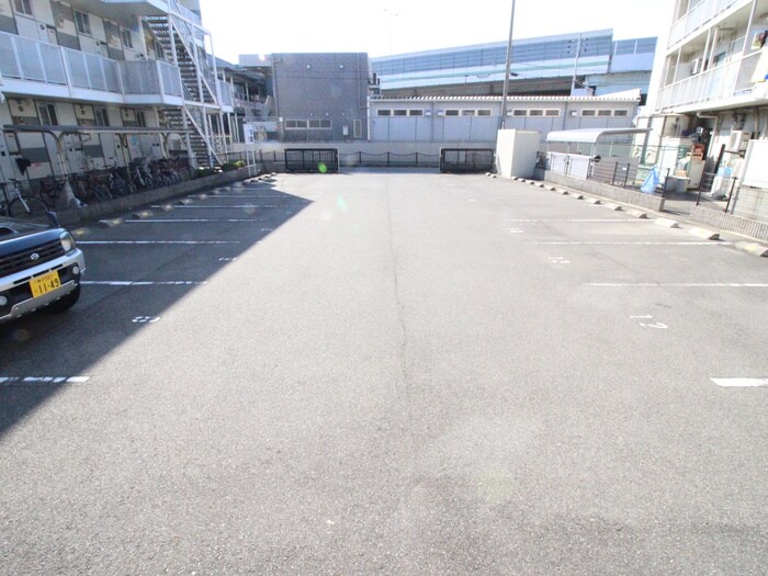物件外観写真3　(駐車場)