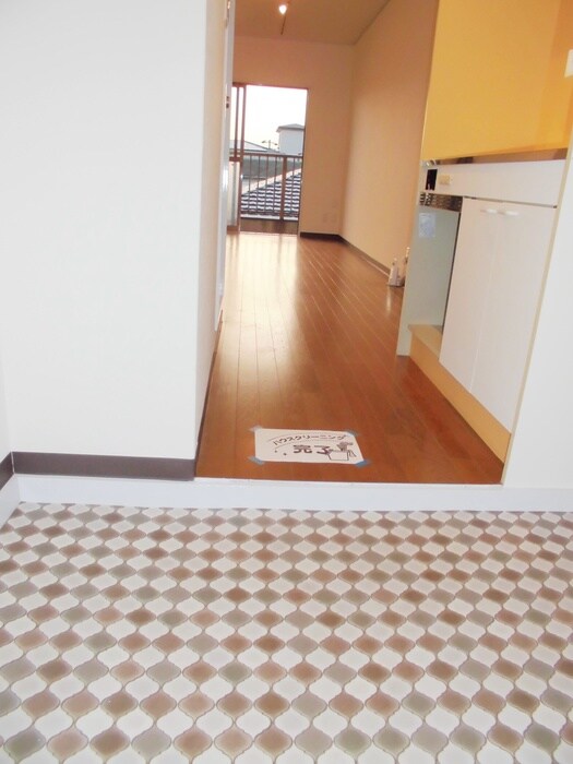 物件内観写真4　(玄関)