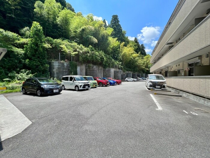 物件外観写真5　(駐車場)