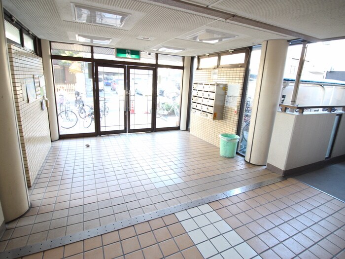 物件外観写真2　(エントランス部分)